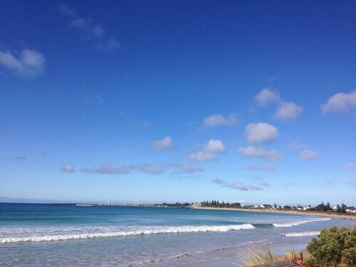 Bay Beach Hut ~ Heated Floor ~ 50m Cafes