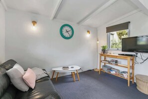 TV, offices - Bay Beach Hut ~ Heated Floor ~ 50m Cafes (Apollo Bay)