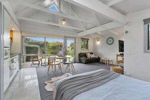 1 bedroom, iron/ironing board, WiFi, bed sheets - Bay Beach Hut ~ Heated Floor ~ 50m Cafes (Apollo Bay)