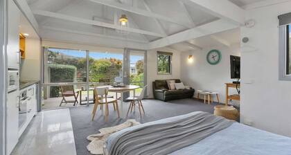 Bay Beach Hut ~ Heated Floor ~ 50m Cafes