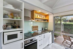 Fridge, microwave, oven, stovetop - Bay Beach Hut ~ Heated Floor ~ 50m Cafes (Apollo Bay)