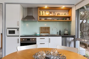 Frigorífico, microondas, horno y placa de cocina