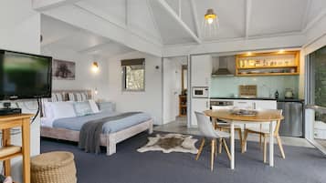 1 slaapkamer, een bureau, een strijkplank/strijkijzer, wifi