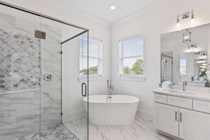 Badewanne, Haartrockner, Handtücher