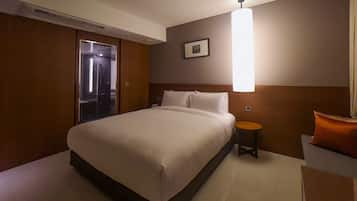 Deluxe | Premium bedding, down duvets, desk, laptop workspace