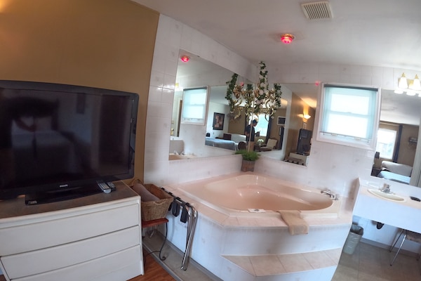 Honeymoon Room | Desk, laptop workspace, free WiFi, bed sheets