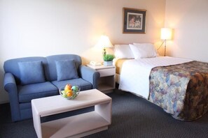 Deluxe Room, 1 Queen Bed | Desk, laptop workspace, free WiFi, bed sheets
