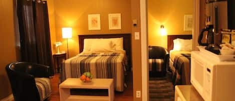 Deluxe Cabin, 2 Bedrooms | Meja, ruang kerja komputer riba, Wi-fi percuma, cadar katil
