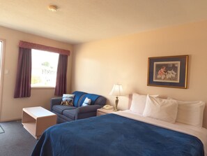 Desk, laptop workspace, free WiFi, bed sheets - Westview Motel (Vegreville)