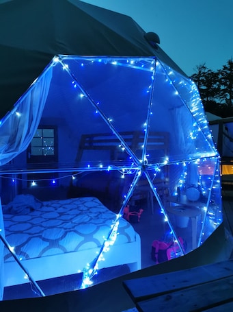 1 bedroom, free WiFi, bed sheets. Glamping Dome with full bathroom