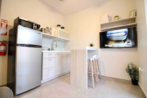 Refrigerador, microondas, parrilla de estufa y cafetera y tetera