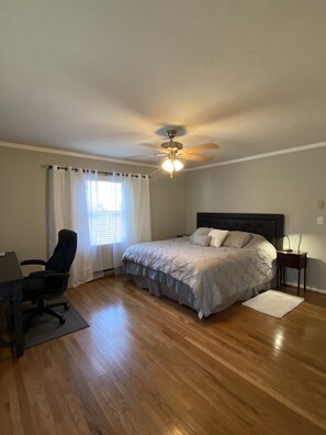 3 bedrooms, desk, iron/ironing board, free WiFi