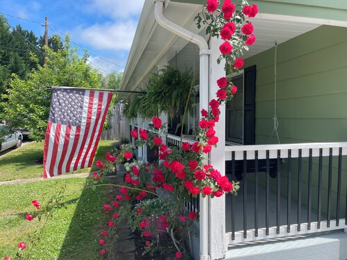 Mayberry Front Porch - 0.5 miles to downtown Mayberry