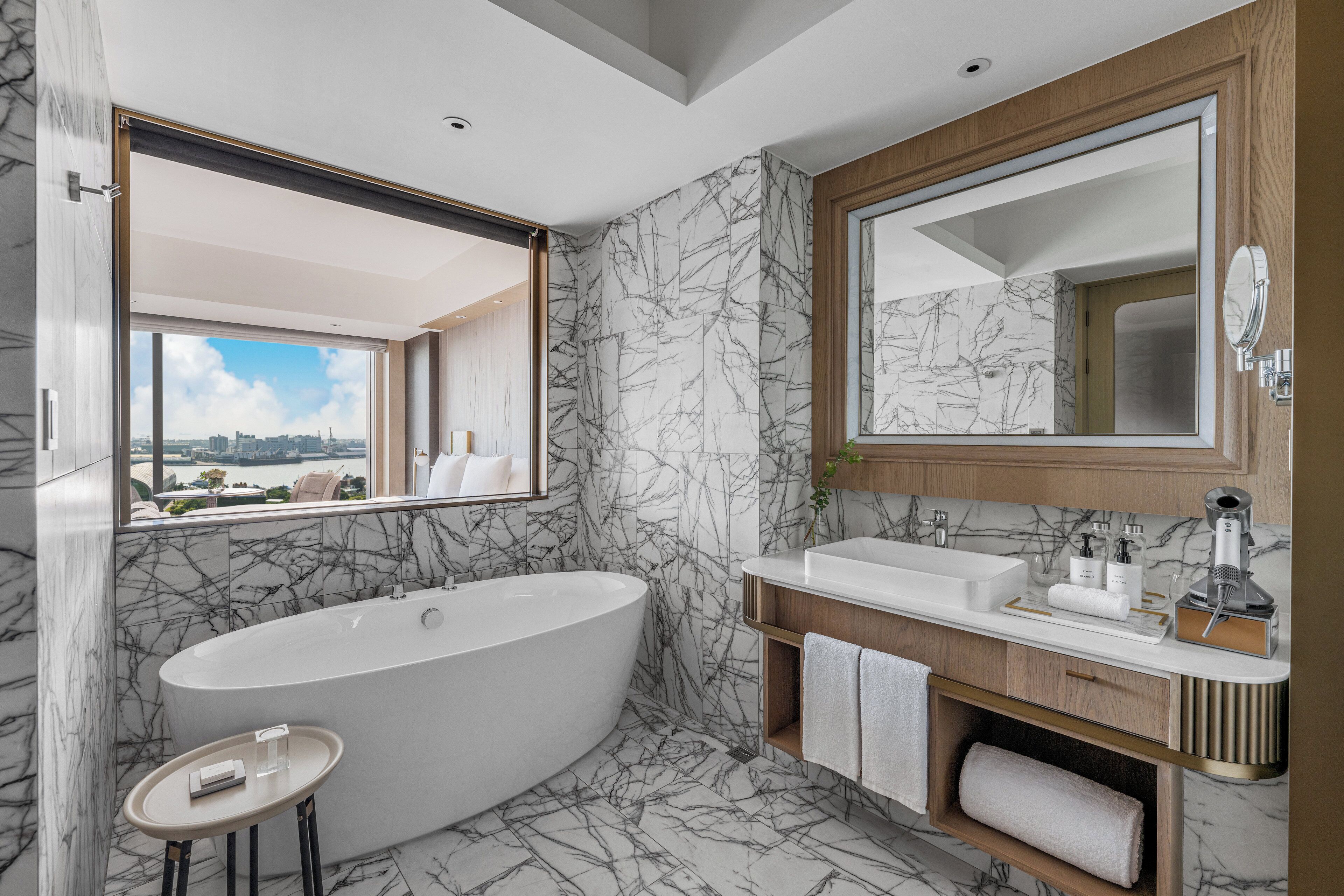 Baignoire et douche séparées, douche à « effet pluie », sèche-cheveux