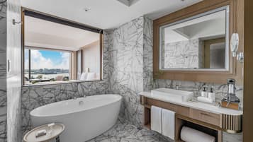 Banyera i dutxa independents i capçal de dutxa tipus cascada