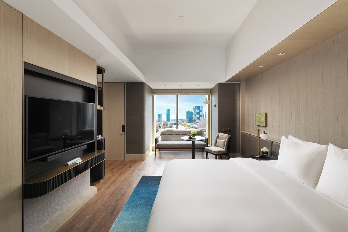 Premium Room, 1 King Bed | Premium bedding, minibar, in-room safe, desk