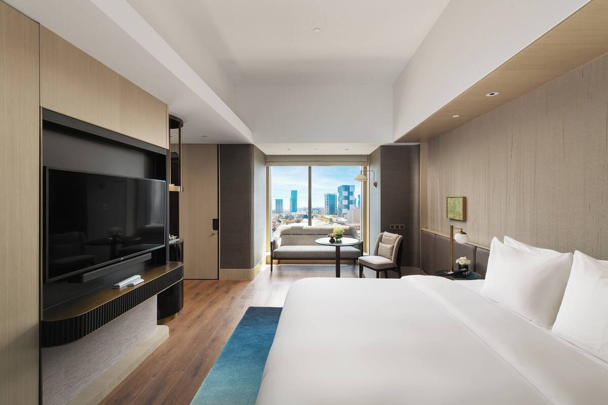 Rom – premium, 1 kingsize-seng | Sengetøy av topp kvalitet, minibar, safe på rommet og skrivebord