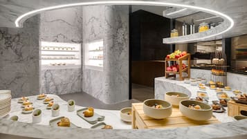 4 restaurants; breakfast, lunch, dinner, and brunch served