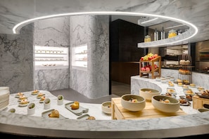 4 restaurants; breakfast, lunch, dinner and brunch served 