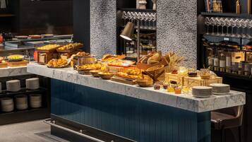 Daily buffet breakfast (TWD 880 per person)