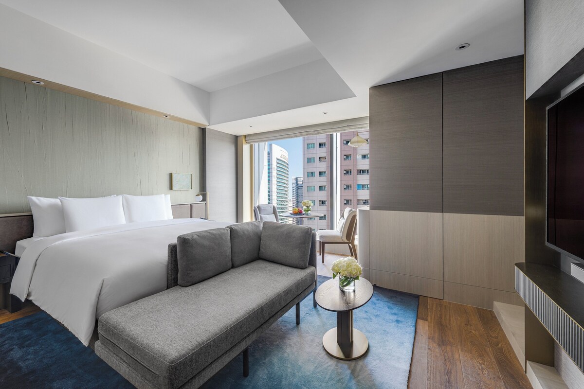 Premium bedding, minibar, in-room safe, desk