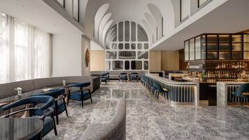 4 restaurantes, se sirven desayunos, comidas y cocina internacional