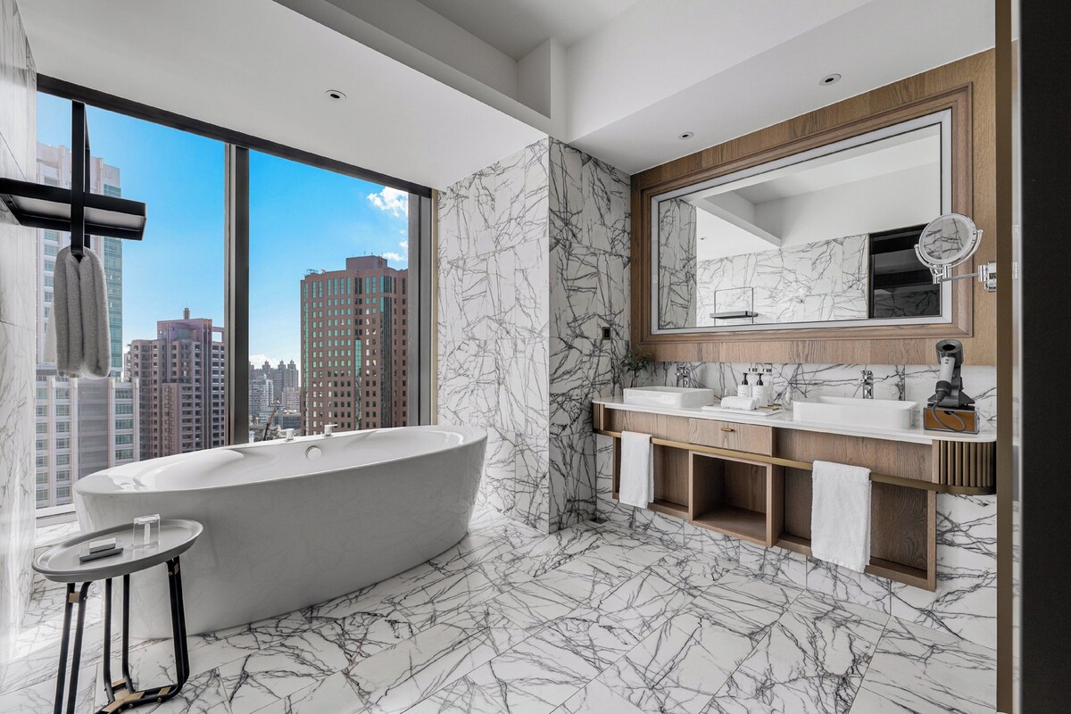 Junior Suite, 2 Twin Beds | Premium bedding, minibar, in-room safe, desk
