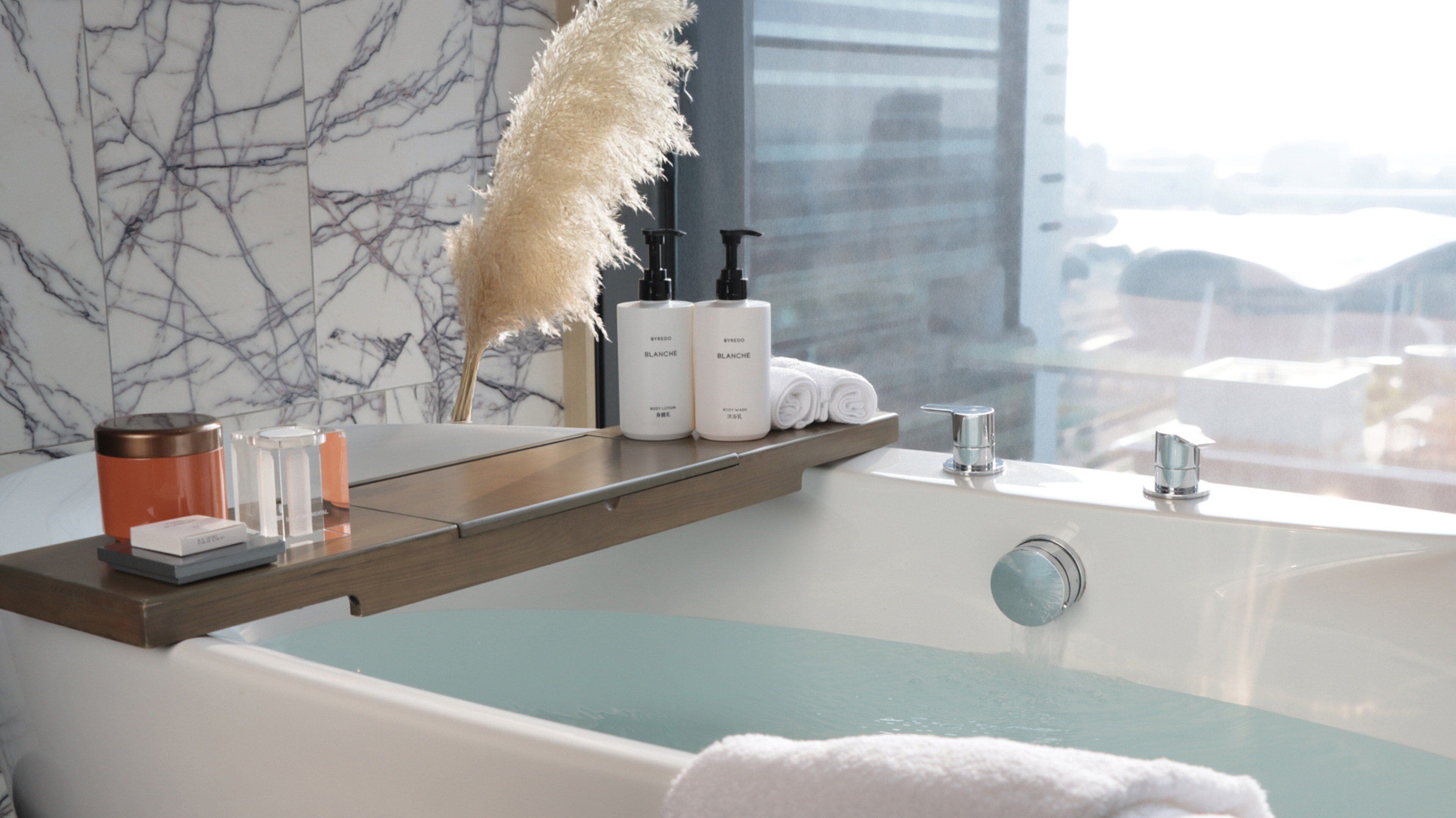 Hochwertige Bettwaren, Minibar, Zimmersafe, Schreibtisch