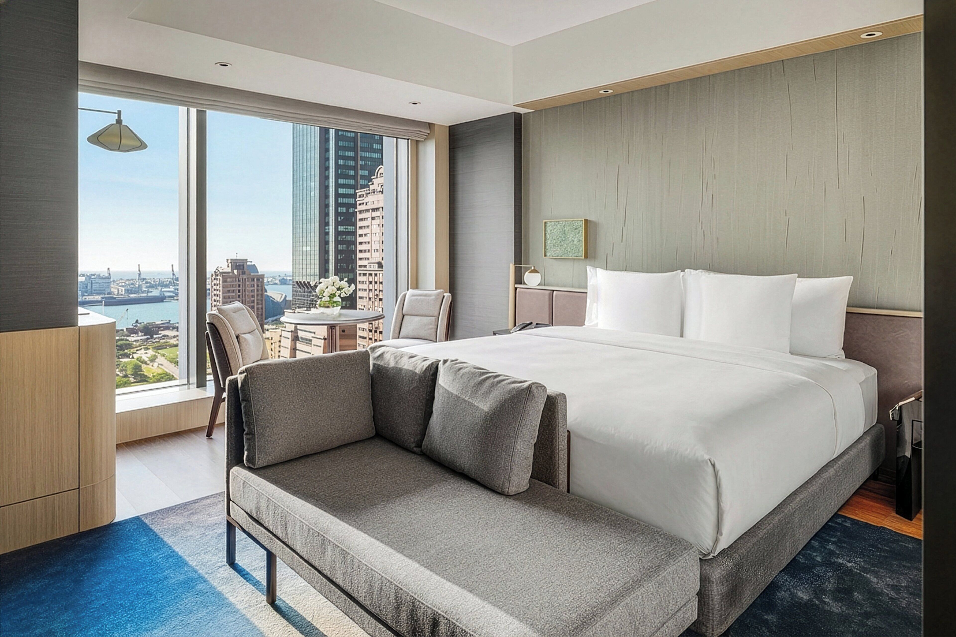 经典客房, 1 张特大床, 海港景观 (High Floor) | 高档床上用品、迷你吧、客房内保险箱、办公桌
