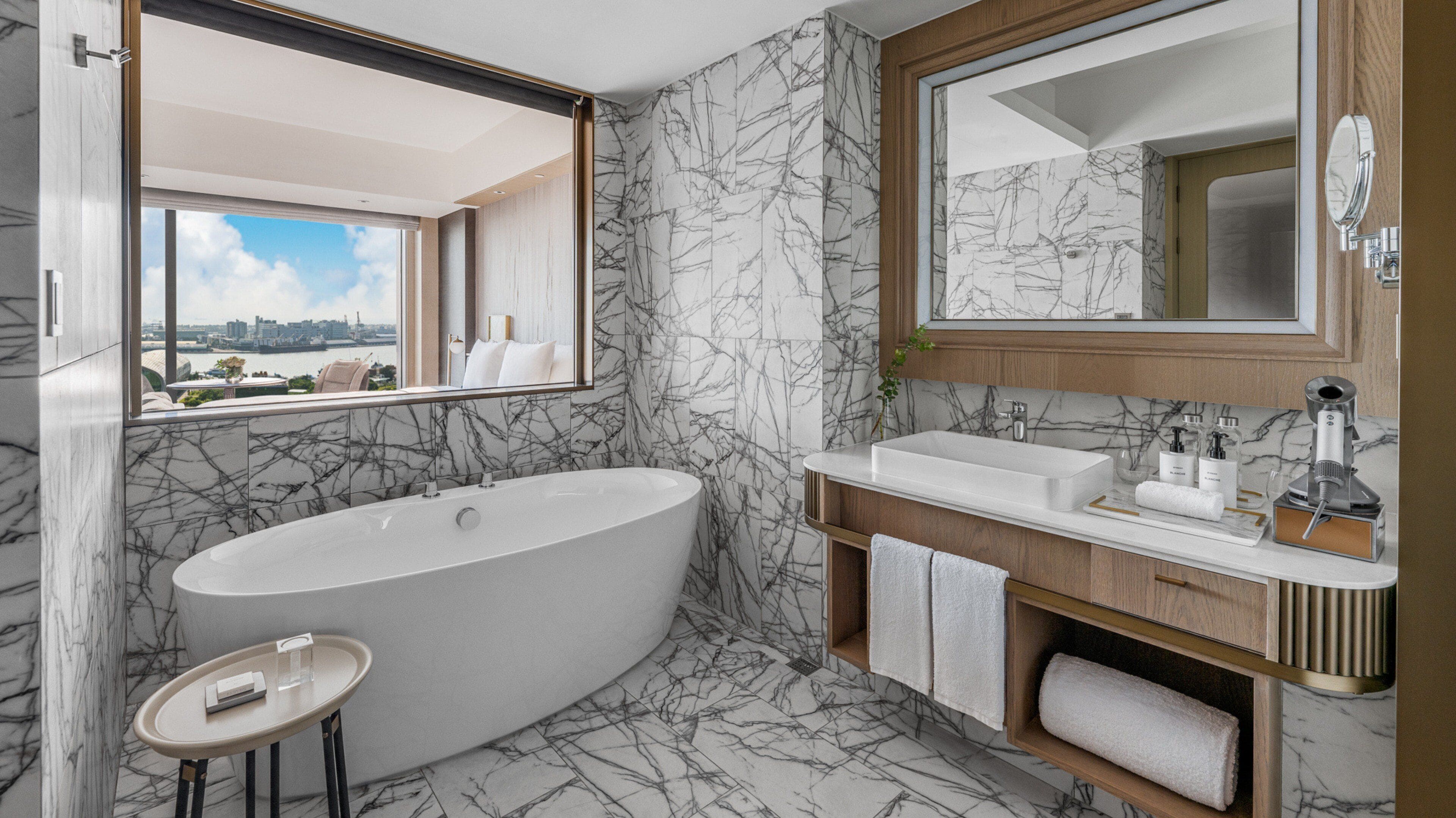 Hochwertige Bettwaren, Minibar, Zimmersafe, Schreibtisch