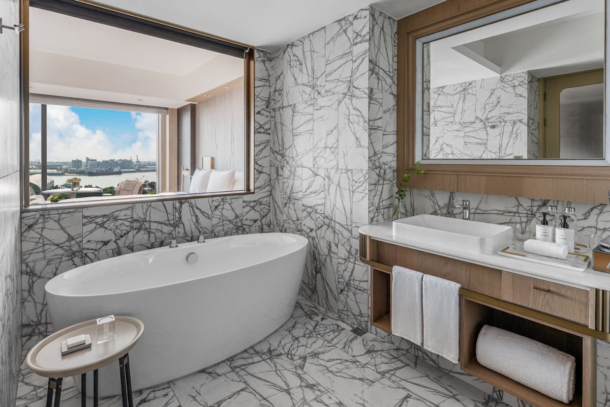 Hochwertige Bettwaren, Minibar, Zimmersafe, Schreibtisch