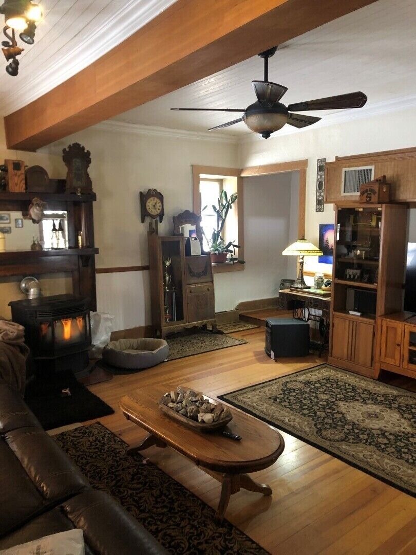 Smart-tv, een open haard en een kantoor