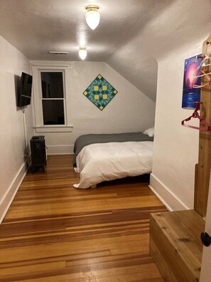 4 bedrooms, iron/ironing board, free WiFi, bed sheets