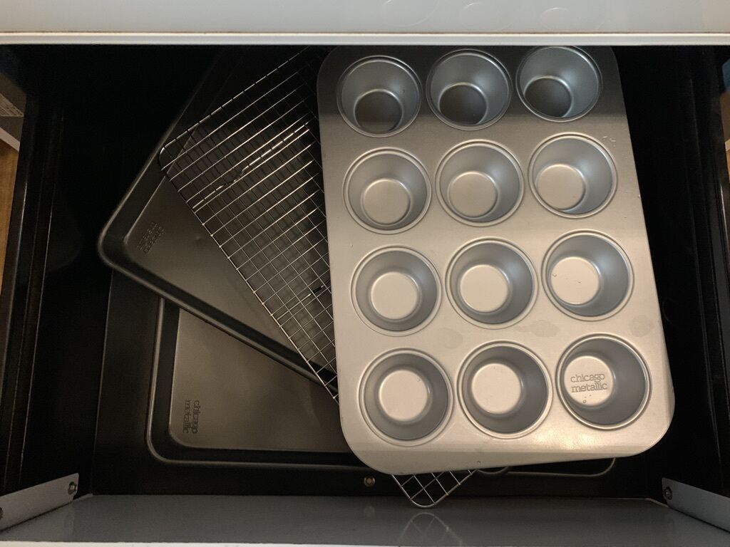Um forno com uma forma de muffin e uma grade dentro.