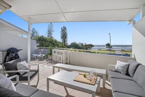 Outdoor dining - Lennox Head Waves Beachfront Penthouse (Lennox Head)