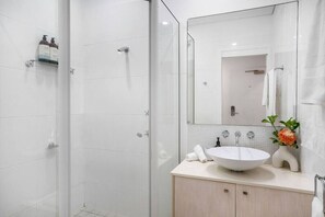 Bathtub, hair dryer - Lennox Head Waves Beachfront Penthouse (Lennox Head)