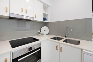 Kühlschrank, Mikrowelle, Ofen, Herdplatte