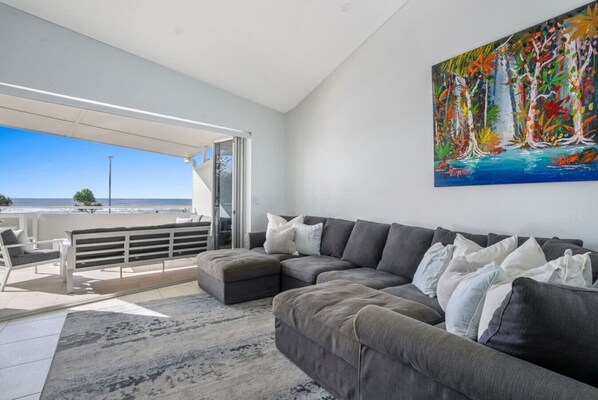 TV, Netflix, streaming services - Lennox Head Waves Beachfront Penthouse (Lennox Head)