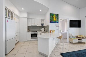 Jääkaappi, mikroaaltouuni, uuni, liesi