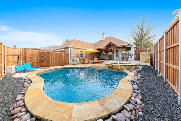 relex chairs around the pool