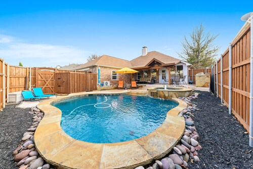 Fancy home in Frisco-Heated spa &pool BBQ Gameroom close to DFW sleep 10-14