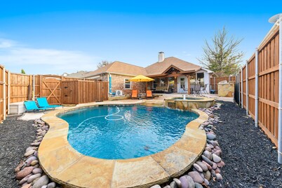 Fancy home in Frisco-Heated spa &pool BBQ Gameroom close to DFW sleep 10-14