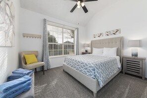 4 quartos, escrivaninha, ferros/tábuas de passar roupa, berço de viagem