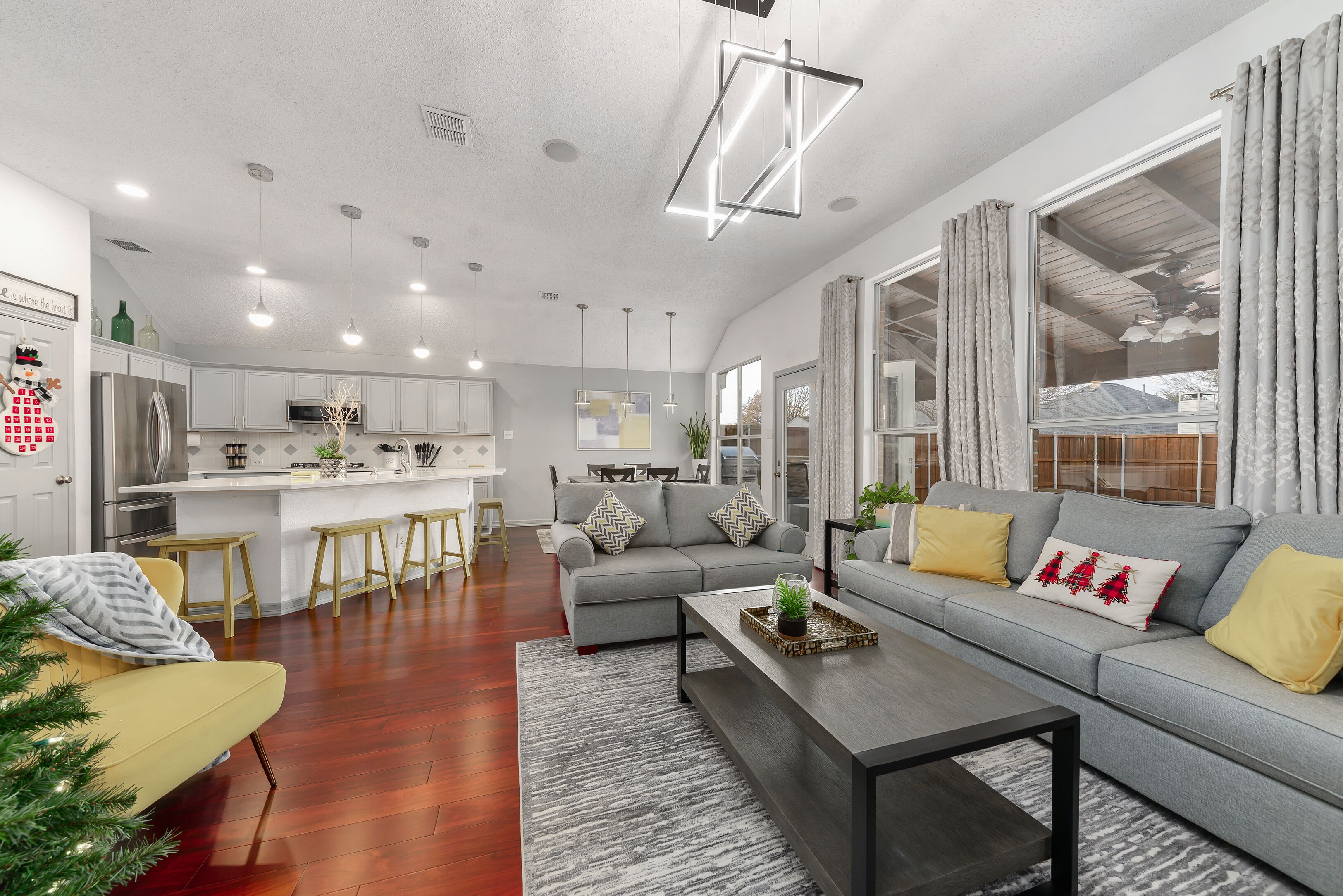 Smart TV, chimenea y futbolito 