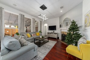 Smart-tv, eldstad och bordsfotboll