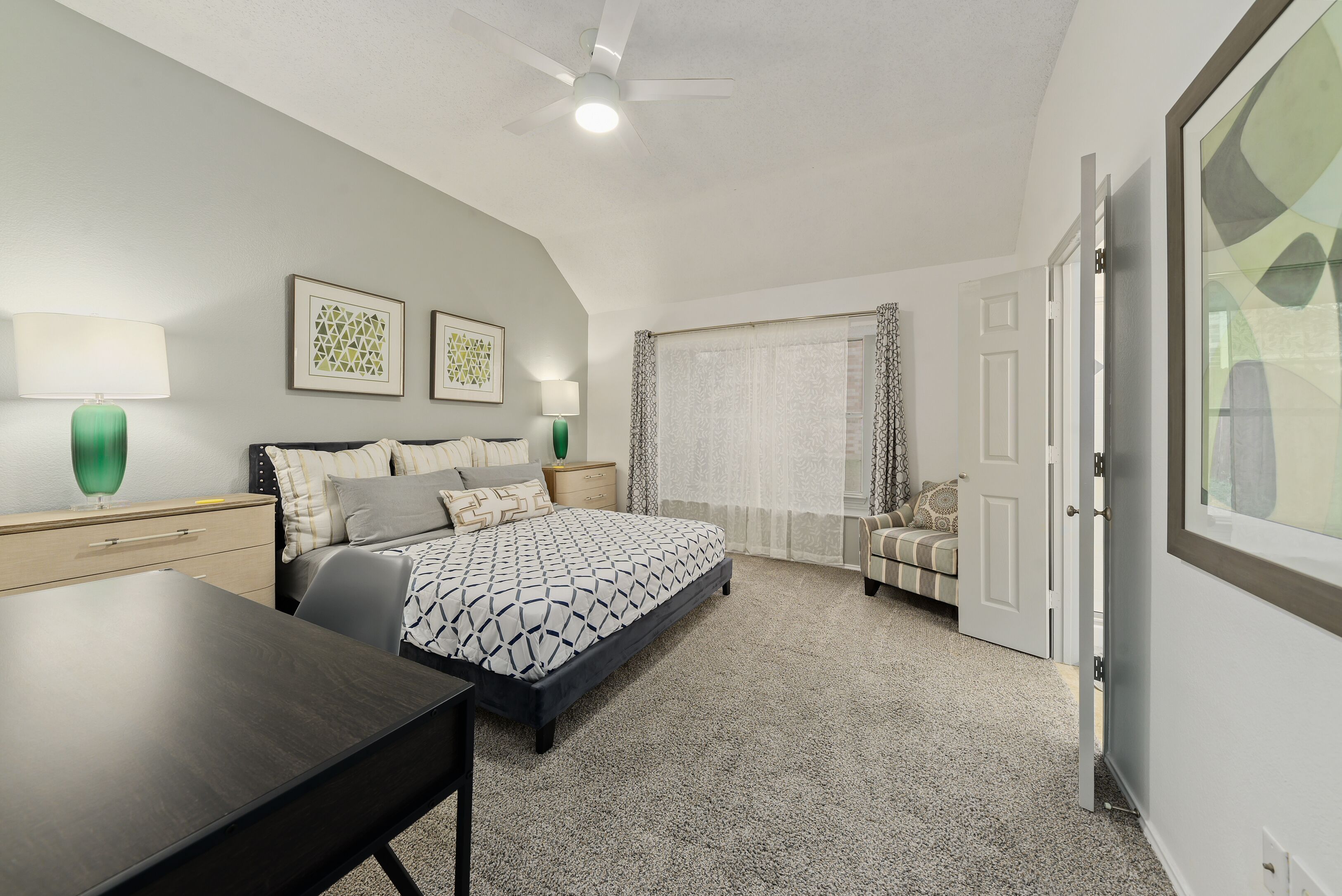 4 soverom, skrivebord, strykejern/-brett og reiseseng for barn