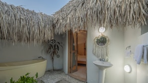 A compact bathroom with a bathtub, a sink, and a mirror. - Villa el Oasis, luxurious Santa Marta getaway (rodadero)