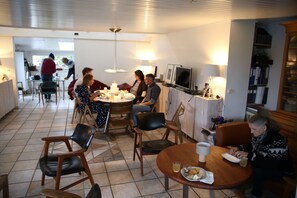 House, 5 Bedrooms, Accessible, Balcony | Dining room