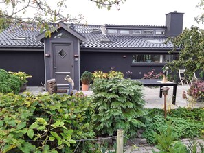 House, 5 Bedrooms, Accessible, Balcony | Property entrance