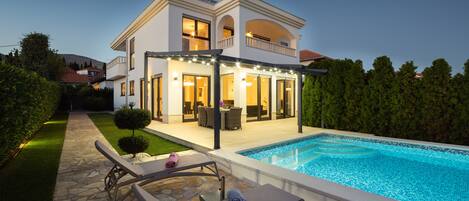 حمّام سباحة خارجي، حمّام سباحة مُدفَّأ